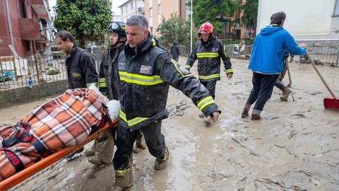 Rettungskräfte in Italien im Dauer-Einsatz: Die Partnerstadt Faenza von Schwäbisch Gmünd ist auch betroffen. (Foto: IMAGO, IMAGO / ZUMA Press)