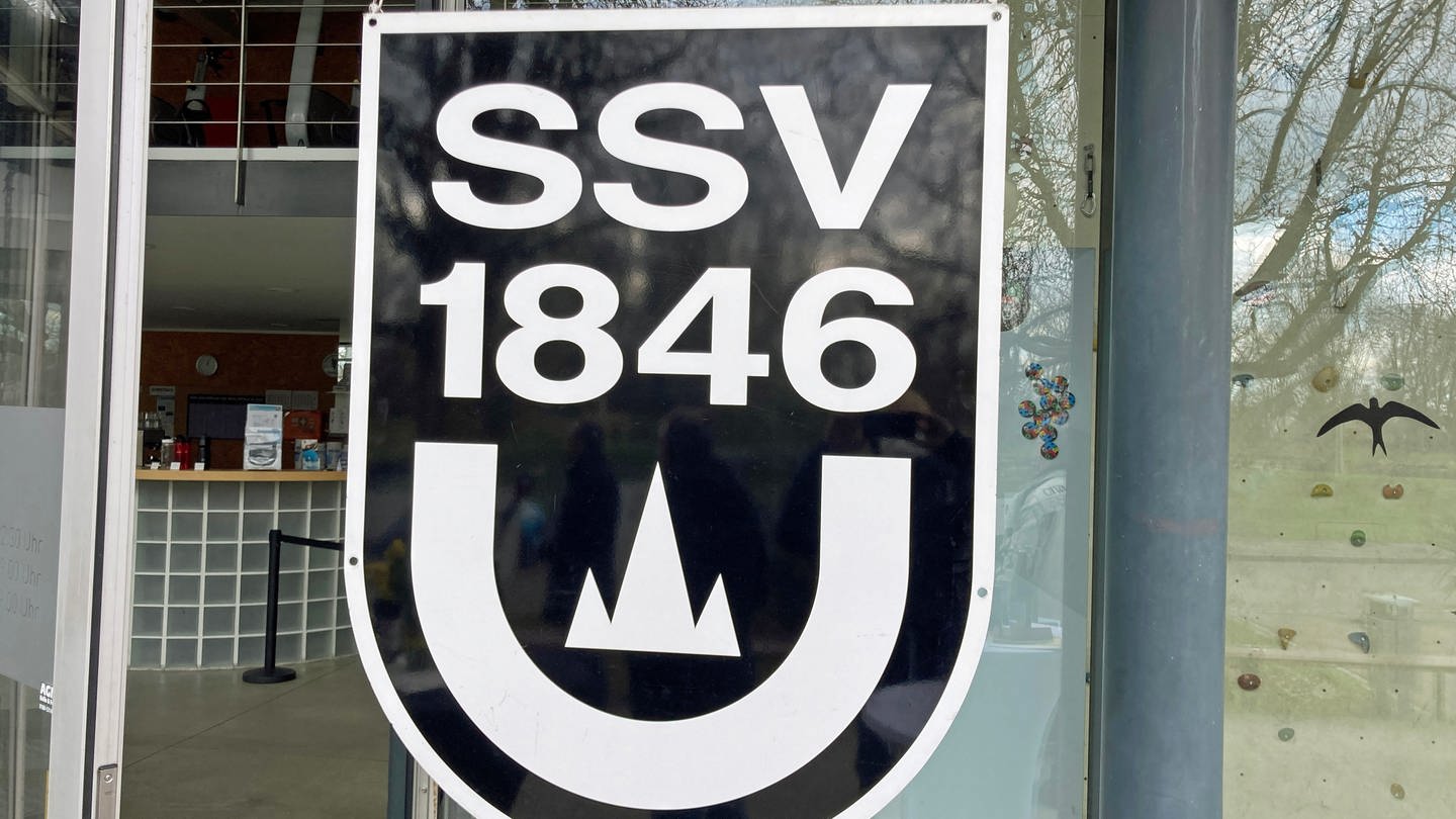 Logo des SSV Ulm 1846 Fußball hängt an der Geschäftsstelle in Ulm (Foto: SWR)