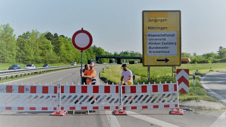 Die Bundesstraße 10 zwischen der Ausfahrt Universität und der A8-Autobahnausfahrt Ulm-West in Richtung Norden wird ab Montag  wegen Bauarbeiten voll gesperrt.  (Foto: Thomas Heckmann)