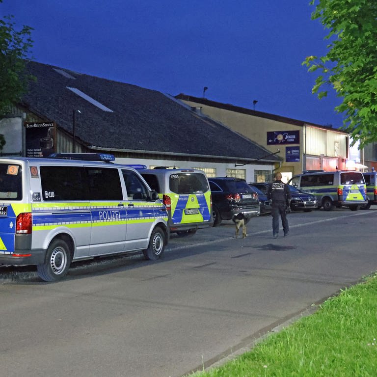 Razzia: Die Polizei hat am Mittwochabend mit einem Großaufgebot Räume im Industriegebiet in Erbach (Alb-Donau-Kreis) durchsucht.  (Foto: z-media Ralf Zwiebler)