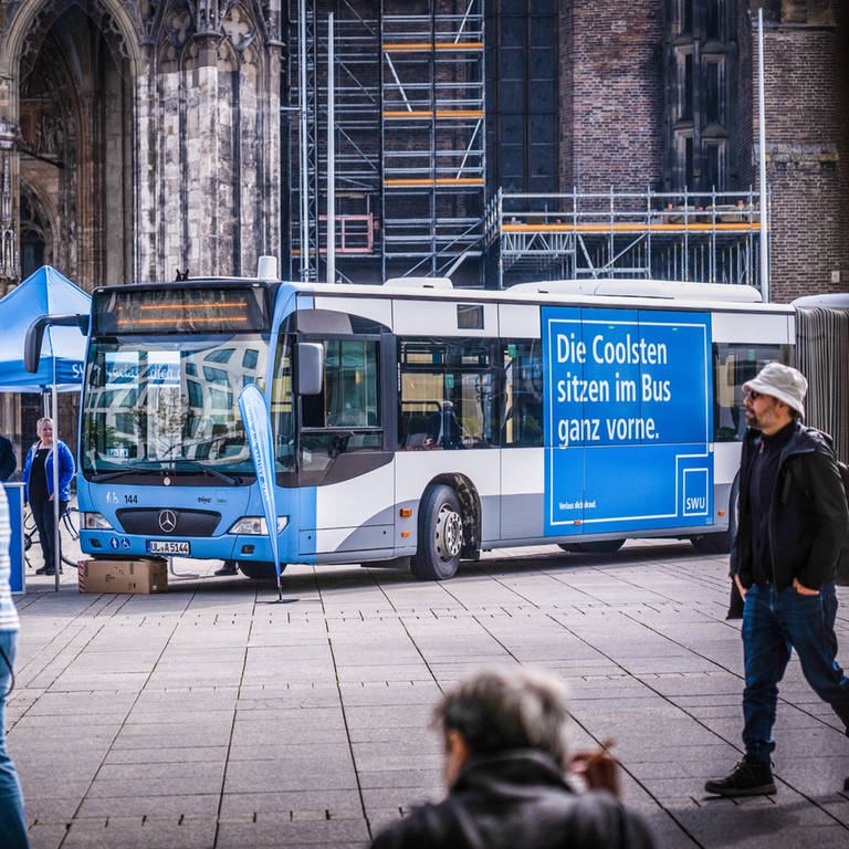 Die SWU locken Bewerberinnen und Bewerber seit einiger Zeit über verschiedene Kanäle. Zum Beispiel mit einem Karrierebus, wie vor einigen Wochen auf dem Ulmer Münsterplatz. (Foto: SWU)
