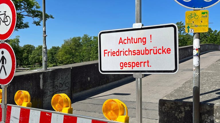 Schilder vor der maroden Friedrichsaubrücke in Neu-Ulm. Der Fußgängersteg musste voll gesperrt werden. (Foto: SWR, Peter Schmid)