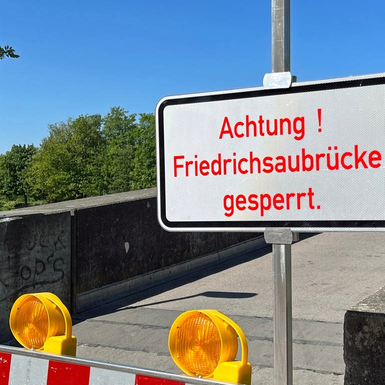 Schilder vor der maroden Friedrichsaubrücke in Neu-Ulm. Der Fußgängersteg musste voll gesperrt werden.