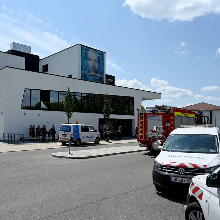Wegen des Brandes in zwei Büroräumen musste das Magie-Theater in Neu-Ulm von der Feuerwehr "durchlüftet" werden. (Foto: Thomas Heckmann)