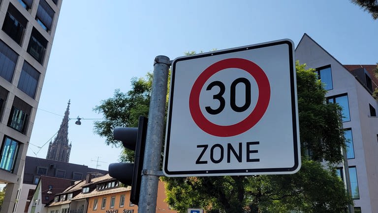Tempo-30-Schild am Ulmer Wengentor. Im Hintergrund ist das Ulmer Münster zu sehen. Die Stadt Ulm setzt sich für mehr Tempo-30-Zonen in der Innenstadt ein. (Foto: SWR, Rainer Schlenz)
