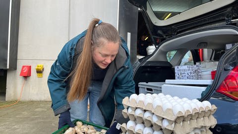 Lebensmittelretter holen Lebensmittel bei einem Großmarkt in Ulm ab und landen die Ware ins Auto. (Foto: SWR)