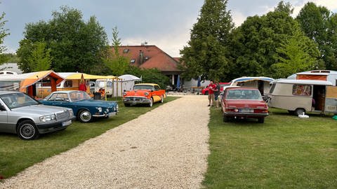 Zahlreiche Wohnwagen-Oldtimer und historische Autos auf dem Laichinger Campingplatz Heidehof: Die alten Gefährte kommen aus der ganzen Republik.