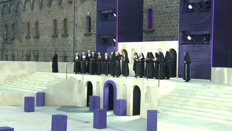 Das Musical Sister Act wird ab Freitag auf der Ulmer Wilhelmsburg aufgeführt. Auf der Bühne steht der Nonnenchor.