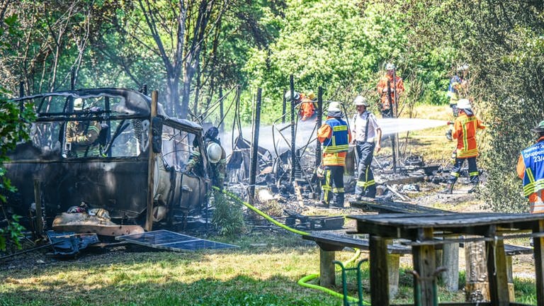 Von den Wohnwagen auf dem Campingplatz in Täferrot ist nach dem Brand und den Löscharbeiten der Feuerwehr nicht mehr viel übrig.