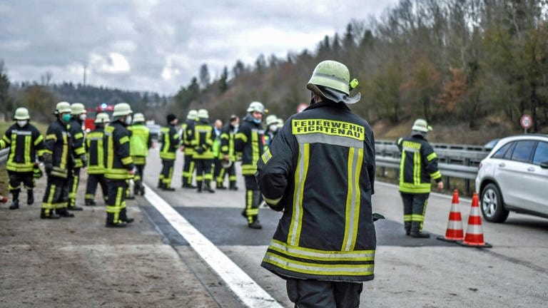 Die Feuerwehr Fichtenau hat auf der Autobahn 7 auf Höhe Ellwangen einen LKW gelöscht, der mit seinem Auffahrunfall lange Staus ausgelöst hat.  (Foto: IMAGO, IMAGO onw-images)