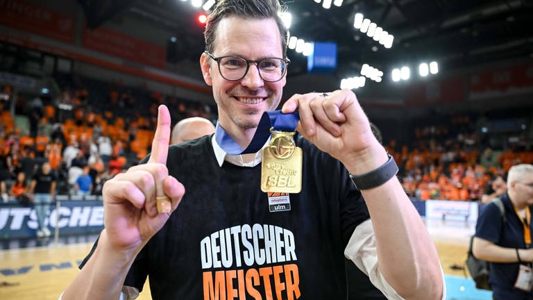 Sportdirektor Thorsten Leibenath mit der ersten Medaille der Vereinsgeschichte für die Deutsche Meisterschaft. (Foto: IMAGO, IMAGO | Langer)