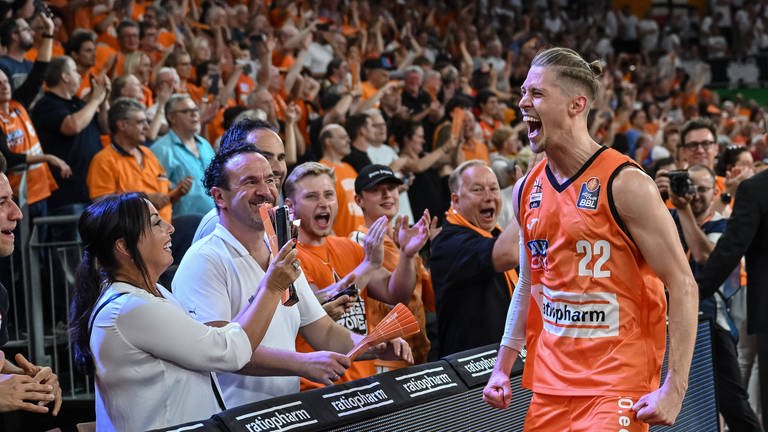 Der Ulmer Basketballer Thomas Klepeisz freut sich nach dem Titelgewinn mit den 6.000 Fans in der ausverkauften Ratiopharm Arena. (Foto: IMAGO, IMAGO | Langer)
