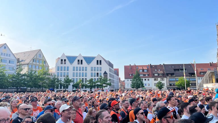 Meisterfeier in Ulm: Am Samstag feierten tausende Fans mit den Basketballern von ratiopharm Ulm den ersten Meistertitel. (Foto: SWR, Jannik Volz)