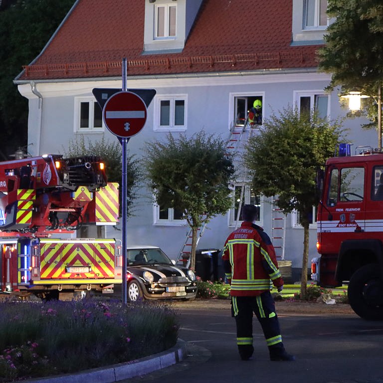 Feuerwehr beim Einsatz an einem Mehrfamilienhaus: In Burgau im Kreis Günzburg hat es in der Nacht zu Sonntag an vier Stellen gebrannt. Die Polizei ermittelt wegen Brandstiftung.  (Foto: Mario Obeser)