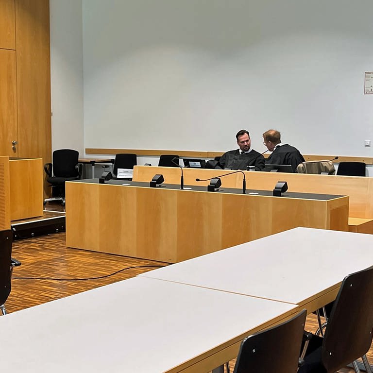 Gerichtssaal im Landgericht Augsburg: Der angeklagte Arzt aus Wemding ist zum Prozess nicht erschienen. (Foto: Bayerischer Rundfunk, Judith Zacher)