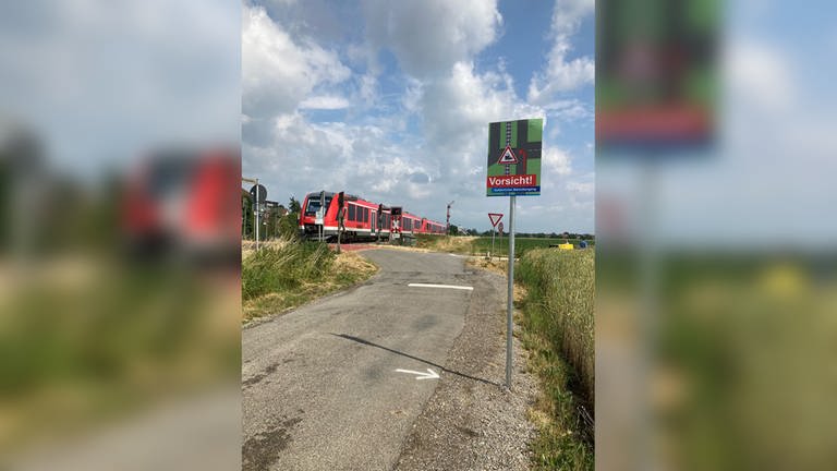 Nun sind erst einmal neue Schilder aufgestellt worden: Die Stadt Neu-Ulm will nach tödlichen Unfällen die Sicherheit am unbeschrankten Bahnübergang in Gerlenhofen erhöhen. (Foto: Pressestelle, Stadt Neu-Ulm)
