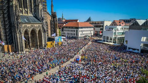 Tausende Blechbläserinnen und Bläser sind zum Landesposaunentag 2023 nach Ulm gekommen. (Foto: SWR, Annette Schmidt)