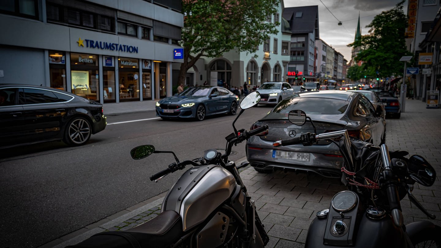 Die Stadt Ulm will Elterntaxis und Autoposer in der Innenstadt weiter eindämmen. (Foto: IMAGO, IMAGO / Jürgen Ritter)
