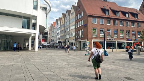 Beim Pinkeln hat ein Mann am Münsterplatz Ulm das Gleichgewicht verloren, bevor er in eine Schaufensterscheibe fiel und sich verletzte.