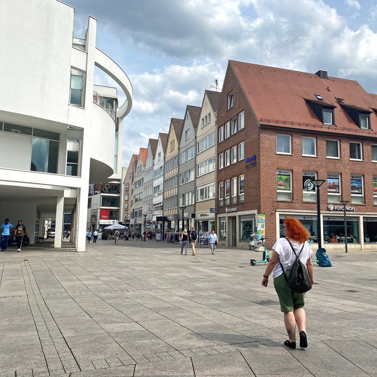 Beim Pinkeln hat ein Mann am Münsterplatz Ulm das Gleichgewicht verloren, bevor er in eine Schaufensterscheibe fiel und sich verletzte.