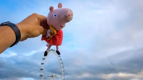 Neben dem Legoland in Günzburg soll 2024 ein Freizeitpark rund um das Schwein Peppa Pig eröffnen.