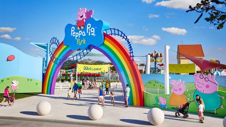 Neben dem Legoland in Günzburg wird im kommenden Jahr ein neuer Freizeitpark eröffnet, der sich an Vorschulkinder richtet. Dort dreht sich alles um das Zeichentrick-Schwein Peppa Pig.