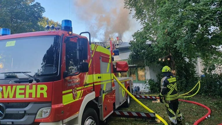 Die Feuerwehr im Einsatz - im Kindergarten Heilig-Geist in Günzburg hat am Samstag (15.7) ein Dachstuhl gebrannt. (Foto: Feuerwehr Günzburg)