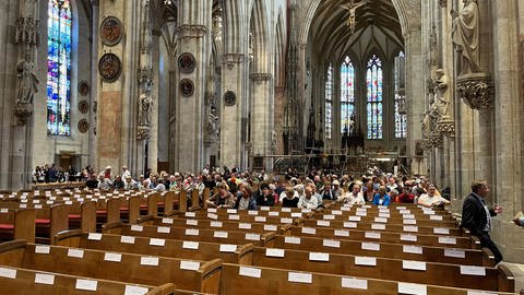 Die ersten Gäste treffen im Ulmer Münster ein. Um 11 Uhr beginnt die traditionelle Schwörrede des Oberbürgermeisters. (Foto: SWR, Markus Bayha)