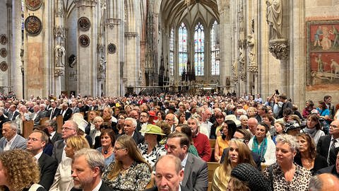 Viele Gäste sind ins Ulmer Münster gekommen, um der Schwörrede des OB zu lauschen. (Foto: SWR, Markus Bayha)