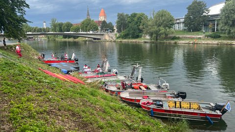 Die Boote der DLRG liegen am Schwörmontag am Donauufer bereit.  (Foto: SWR, Monika Götz)