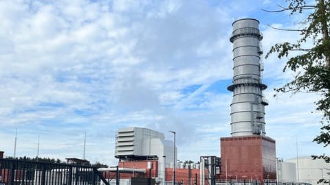 Die Anlage des Gaskraftwerkes Leipheim. Das Gaskraftwerk Leipheim wird am Montag in Betrieb genommen. Es ist als Reserve gedacht und soll nur im Notfall Strom erzeugen.   (Foto: BR, Peter Allgaier)