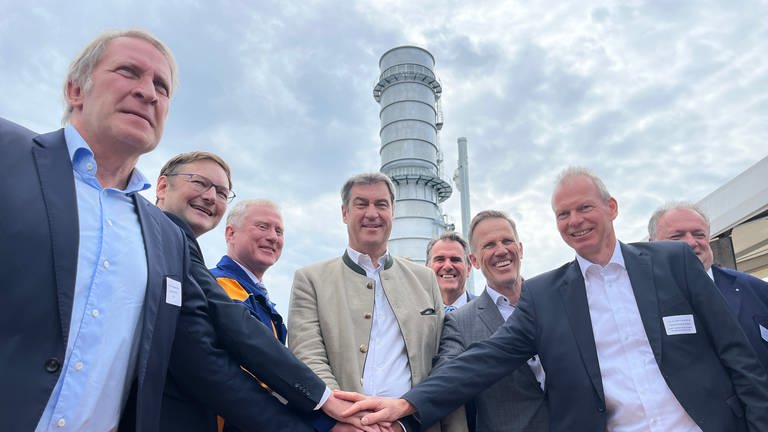 Händchen halten für die Stromversorgung: Auch Ministerpräsident Markus Söder (CSU) war bei der Eröffnung des Gaskraftwerks in Leipheim dabei. (Foto: Peter Allgaier)