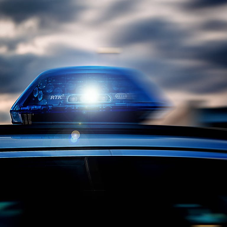 Ein Blaulicht auf einem Polizeiauto. Eine 82-jährige Frau hat in Schwäbisch Gmünd einen Polizisten während eines Einsatzes mit einer Pistole bedroht.  (Foto: IMAGO, IMAGO / Fotostand)