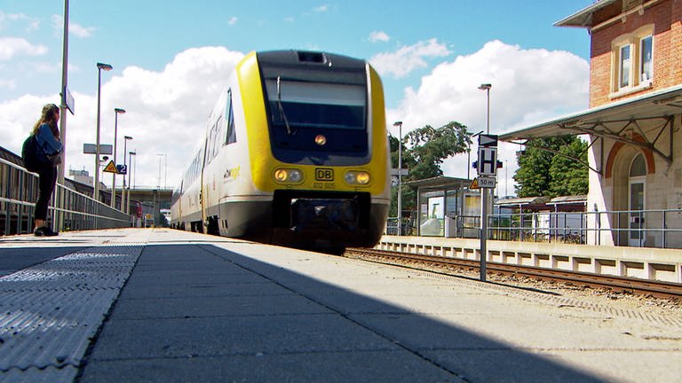 Zug an einem Bahnsteig: Die Brenzbahn ist vom 3. bis 8. August 2023 zwischen Giengen an der Brenz und Ulm gesperrt. Als Ersatz fahren Busse.  (Foto: SWR, Peter Schmid)
