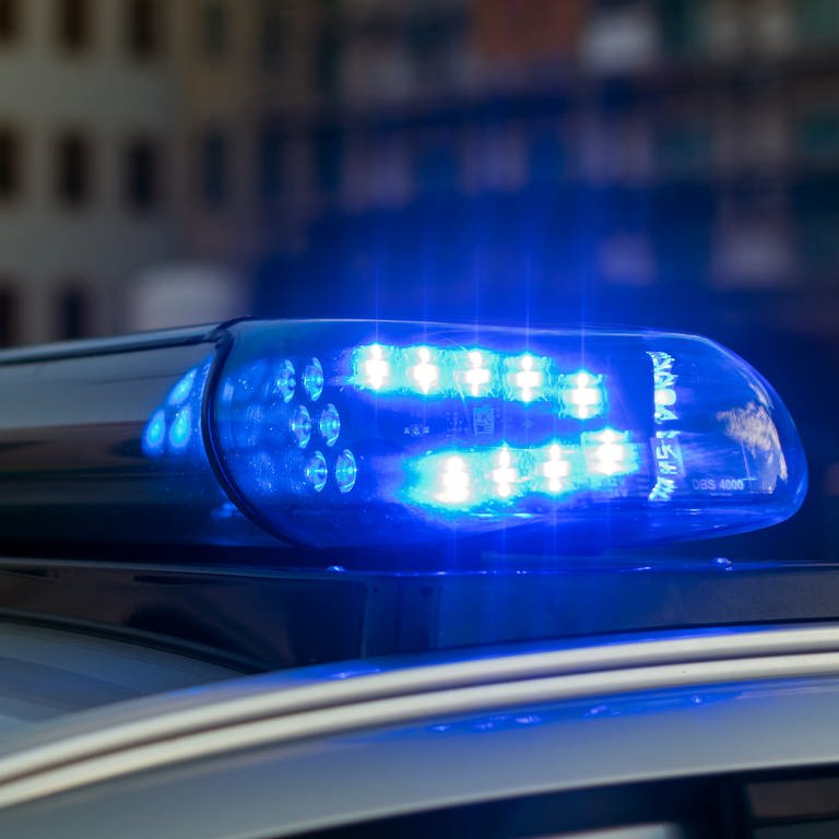 Blaulicht auf einem Polizeifahrzeug. In Ehingen soll ein Mann am Donnerstagabend eine Frau tödlich verletzt haben. Das teilte die Polizei am Freitagnachmittag mit (Sujetbild).  (Foto: dpa Bildfunk, Monika Skolimonska)