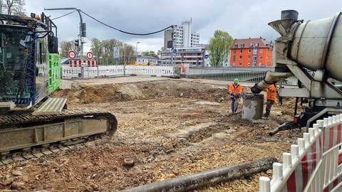 Vorbereitungsarbeiten für den Abriss und den Neubau der Gänstorbrücke auf Ulmer Seite. Die Gänstorbrücke zwischen Ulm und Neu-Ulm wird noch einmal um zwölf Millionen teurer. (Foto: SWR, Petra Volz)
