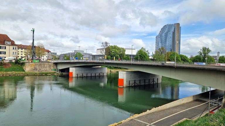 Eine Brücke spannt sich über einen Fluss. Mit den Vorbereitungen für die Sanierung geht es voran: Die Hilfsstützen für den Abriss und Neubau der Gänstorbrücke zwischen Ulm und Neu-Ulm sind bereits fertiggestellt. Die Kosten erhöhen sich um weitere zwölf Millionen Euro.  (Foto: SWR, Petra Volz)