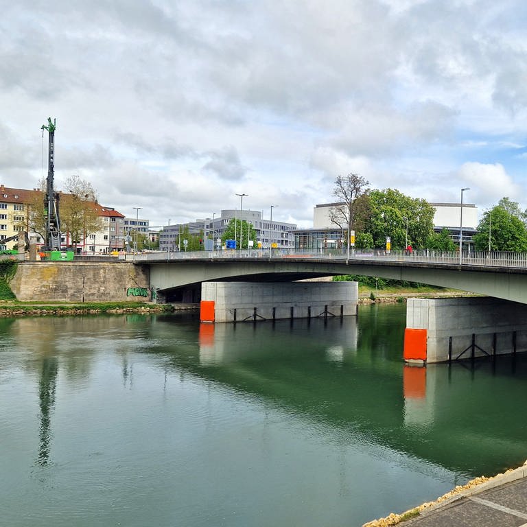 Eine Brücke spannt sich über einen Fluss. Mit den Vorbereitungen für die Sanierung geht es voran: Die Hilfsstützen für den Abriss und Neubau der Gänstorbrücke zwischen Ulm und Neu-Ulm sind bereits fertiggestellt. Die Kosten erhöhen sich um weitere zwölf Millionen Euro. 