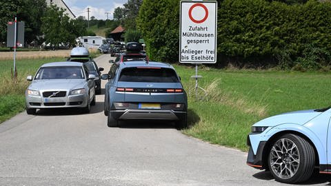 Auch auf Nebenstrecken und teils verbotenen Durchfahrten kam es am Sonntag rund um die Teilsperrung der A8 am Drackensteiner Hang zu Staus. (Foto: Thomas Heckmann)