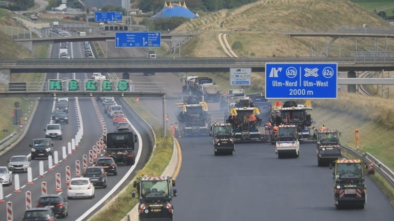 Auch am Sonntag staut es sich auf der A8, in Fahrtrichtung Stuttgart stehen die Autofahrer und Autofahrerinnen teils 12 Kilometer lang. (Foto: z-media, Ralf Zwiebler)
