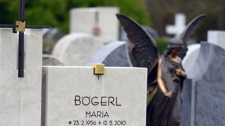 Das Grab von Maria Bögerl auf dem Friedhof. (Foto: dpa Bildfunk, picture alliance/dpa | Stefan Puchner)
