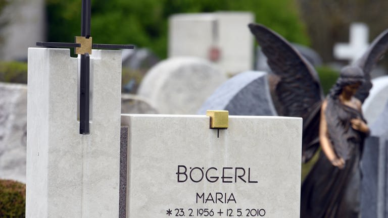 Der Grabstein der 2010 entführten und ermordeten Maria Bögerls aus Heidenheim (Archivbild)