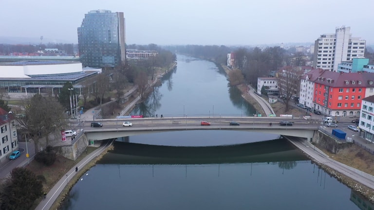Die Gänstorbrücke über die Donau aus der Luft