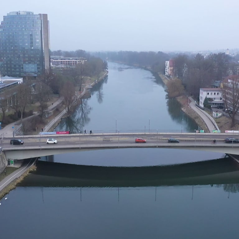 Die Gänstorbrücke über die Donau aus der Luft