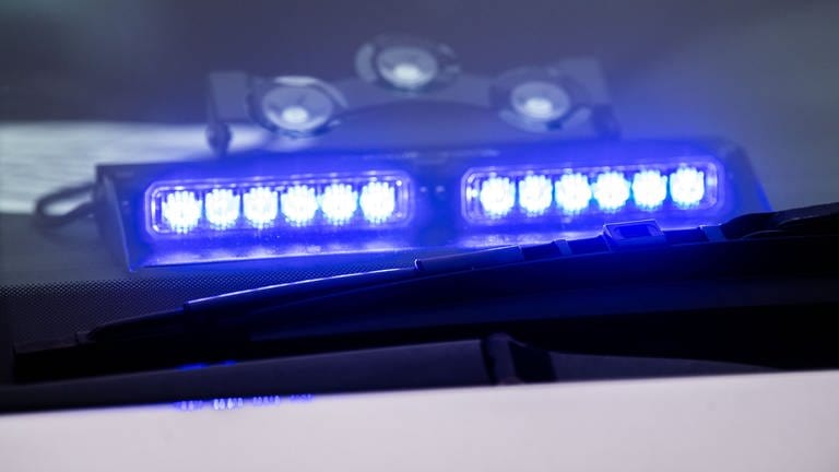 Eingeschaltetes Blaulicht an einem Polizeiauto. In der Ulmer Weststadt hat die Polizei am Freitagmittag einen Mann festgenommen, der eine Waffe bei sich trug (Sujetbild).  (Foto: dpa Bildfunk, picture alliance dpa, Lino Mirgeler)