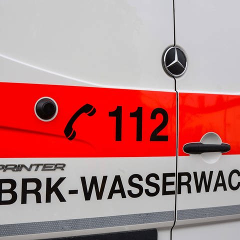 Wasserwacht Sprinter mit Aufdruck Notruf 112: Ein Rettungsschwimmer-Ehepaar hat am Montag einen Mann am Ludwigsfelder Badesee in Neu-Ulm vor dem Ertrinken gerettet.
