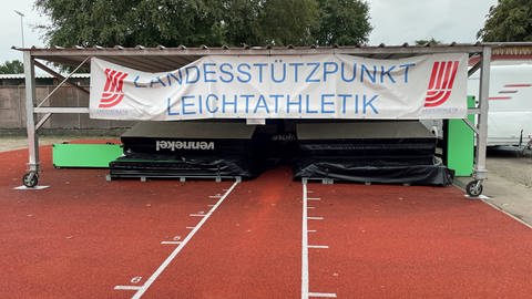 An einer Laufbahn im Ulmer Donaustadion, bei dem der Zehnkämpfer Eitel für die Leichtathletik-WM trainiert hat, hängt ein Banner mit dem Schriftzug „Landesstützpunkt Leichtathletik“.