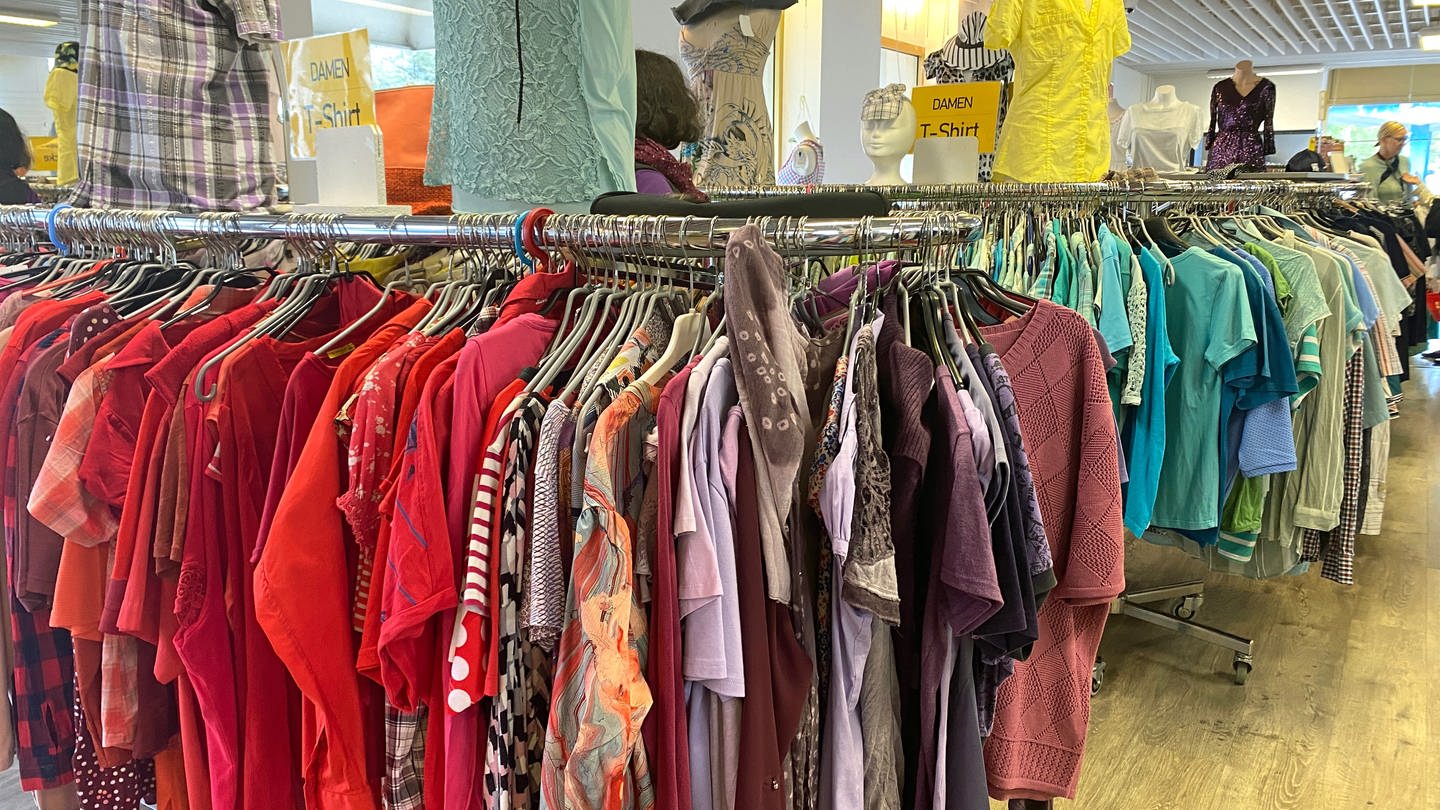 Der Trend zu Secondhand boomt: Immer mehr junge Leute kaufen Gebraucht-Kleidung und Gebraucht-Waren im Second-Hand-Geschäft. (Foto: SWR, Katja Stolle-Kranz)