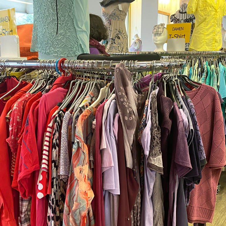 Der Trend zu Secondhand boomt: Immer mehr junge Leute kaufen Gebraucht-Kleidung und Gebraucht-Waren im Second-Hand-Geschäft. (Foto: SWR, Katja Stolle-Kranz)