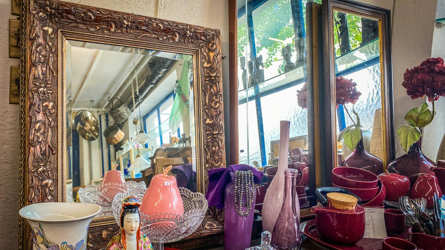 Secondhandy und Gebrauchtes: Geschirr, Spiegel und Co - es gibt fast nichts, was es nicht gibt im Ulmer Trödelhaus (Foto: SWR, Katja Stolle-Kranz)